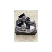 Кроссовки Jordan (Джордан) 1 Retro Grey/ Black зимние с мехом 